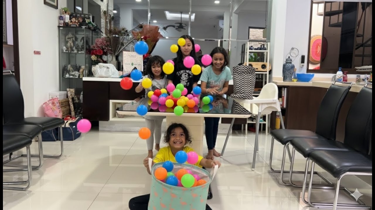 Элиза и Элмира играют в ловлю мяча с друзьями