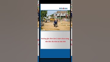 Đường gần 2km làm 2 năm chưa xong, dân bắc cầu đưa xe vào nhà