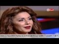 بوضوح الفنانة نجلاء بدر تغالب دموعها وهي تتحدث عن سنين الوحدة 