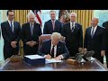 Trump firma un paquete de estímulos histórico para paliar daños pandemia
