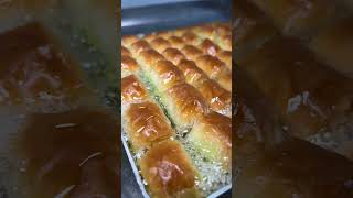 Gaziantepte Fırından Yeni Çıkan Baklavanın Şerbetlenme Anı