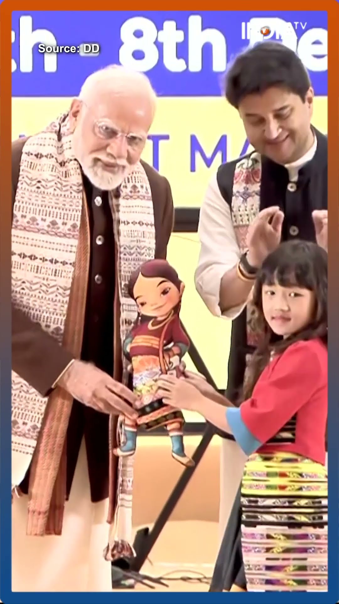 #pmmodi को बच्ची ने दिया खूबसूरत सा गिफ्ट, मोदी ने दिया कुछ ऐसा Reaction #shorts #poorvi#modiwithkid