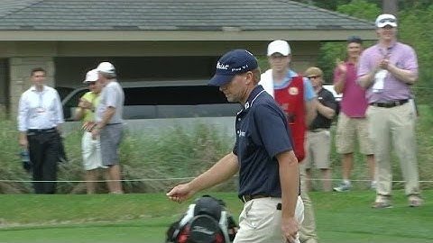 Steve Stricker converts a 20-foot putt for birdie at Shell