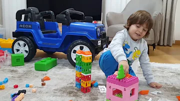 Fatih Selim kule yapıyor.Lego'lardan Gökdelen ev apartman yapmış.