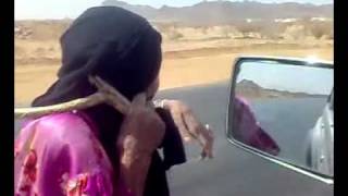 عجوز رامينها أولادها با الصحراء