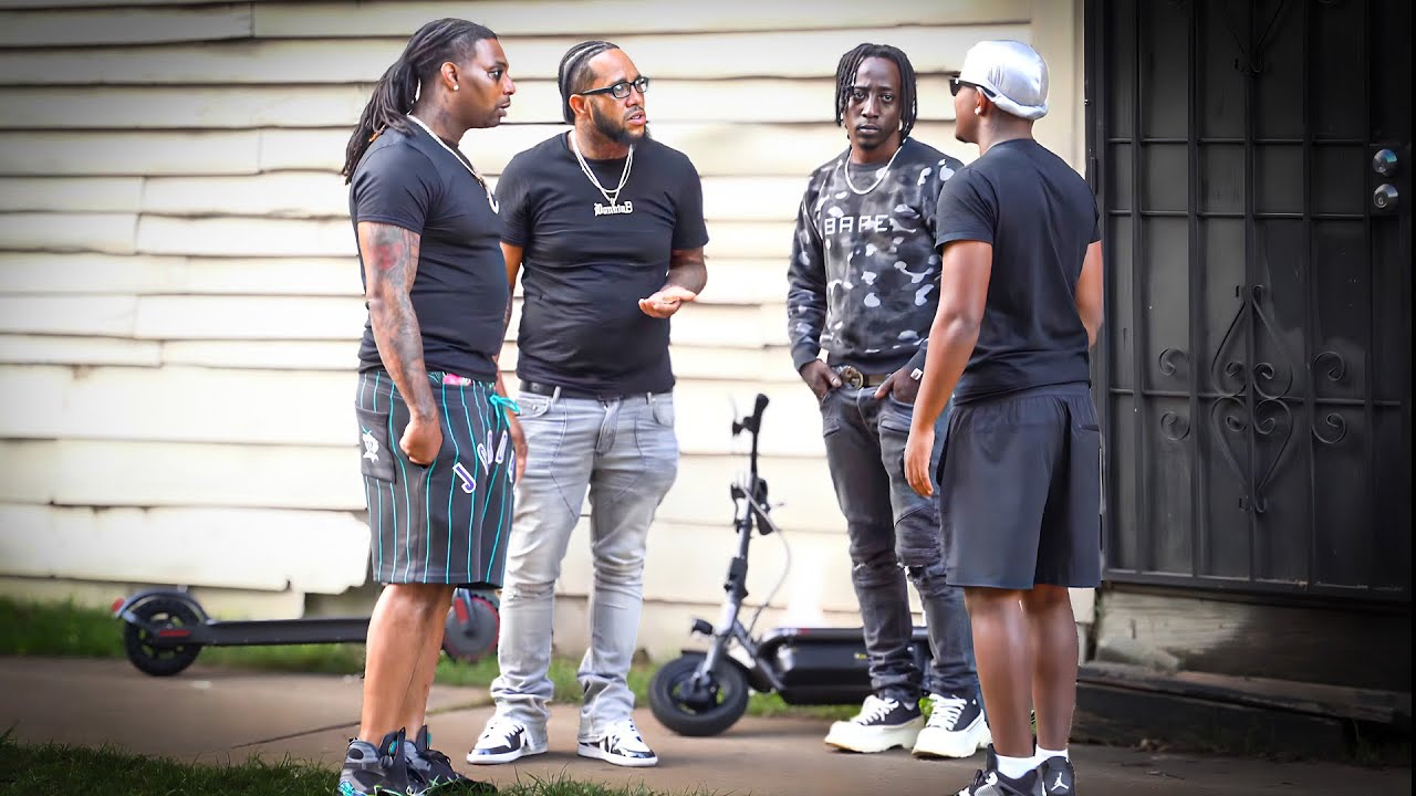 Разглядывает людей, а потом устраивает слепую шутку в капюшоне!