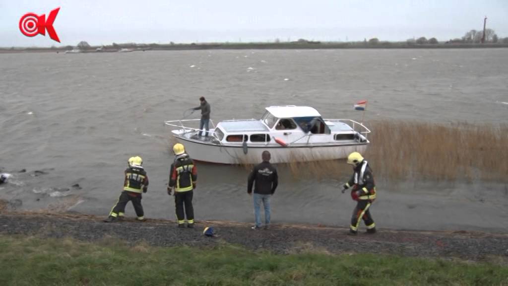 Plezierjacht in problemen aan Opperduit in Lekkerkerk