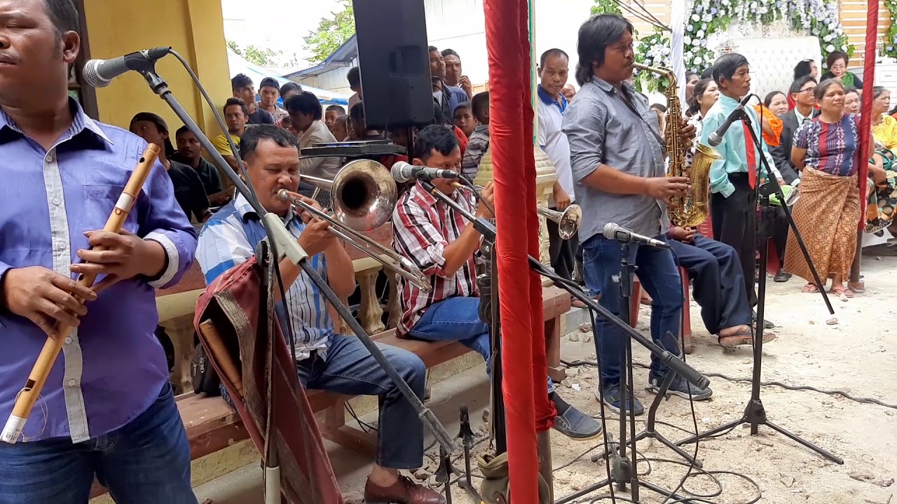 Live band bona pasogit persi gocci-gocci.