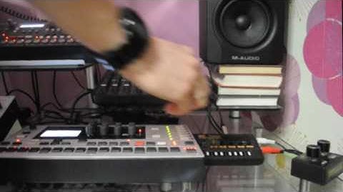 Korg Monotron Delay with CV/GATE MOD + Analog four (by iskin)