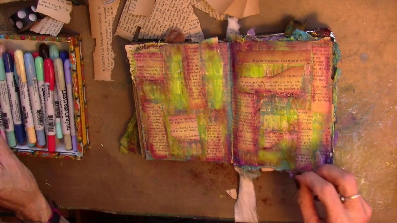 Фон с мелками для рисования и детскими салфетками