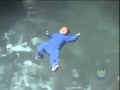 Bayi Terjun dan Mengambang di Kolam Renang