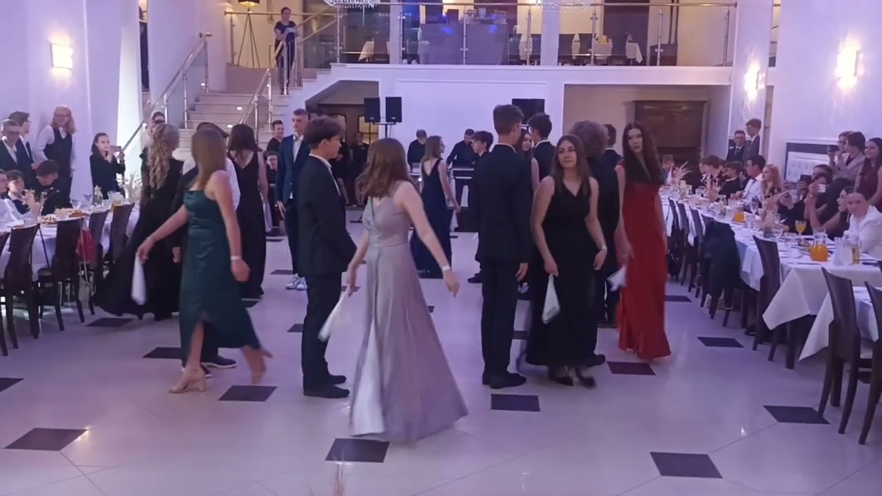 Polonez bal ósmych klas. Szkoła Podstawowa nr 51 im. Ludwika Zamenhofa w Białymstoku. 19.06.2023