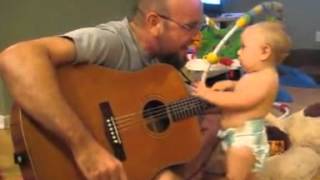 Bébé trop mignon quand Papa joue de la Guitare