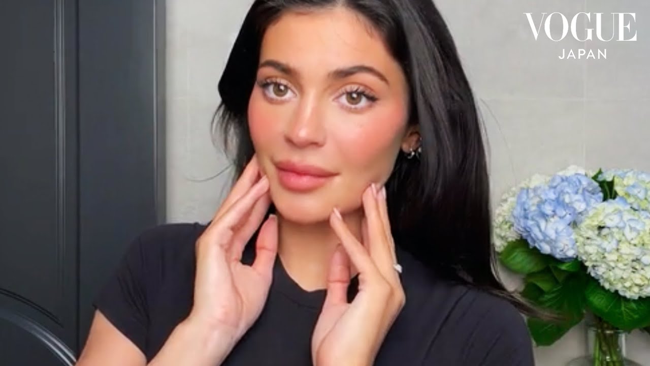 Кайли Дженнер, «бьюти-предпринимательница», предлагает новые советы по естественному макияжу и ка...