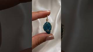 Details Let’s wrap a Blue Apatite Crystal Pendant! Wire wrapping is really alllll about the twists ☺️💙 #diy Update