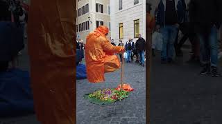 Levitating man street performance in Rome, Italy #shorts #levitation #streetperfomance #levitating