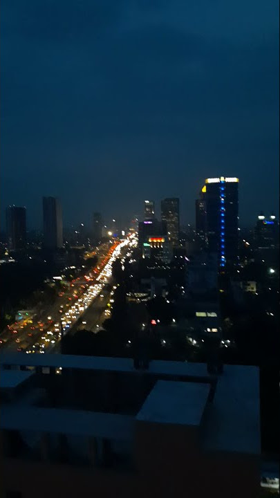 suasana malam hari di ibu kota, dari atas gedung paling tinggi
