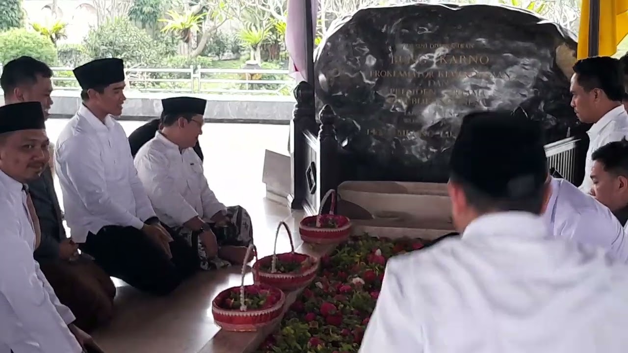 Kaesang Pengarep dan LPKRI Blitar Tahlil dan doa di makam Ir sukarno