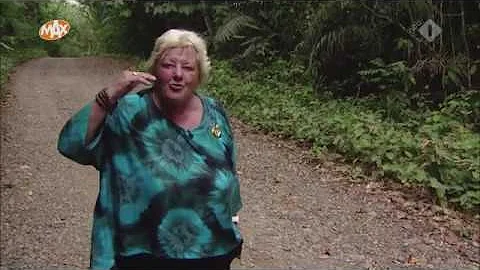Erica maakt de apen geil in het regenwoud (Erica o...
