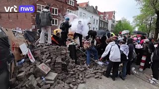 Politie breekt door barricades van studentenprotesten in Amsterdam by VRT NWS 11,747 views 6 days ago 49 seconds
