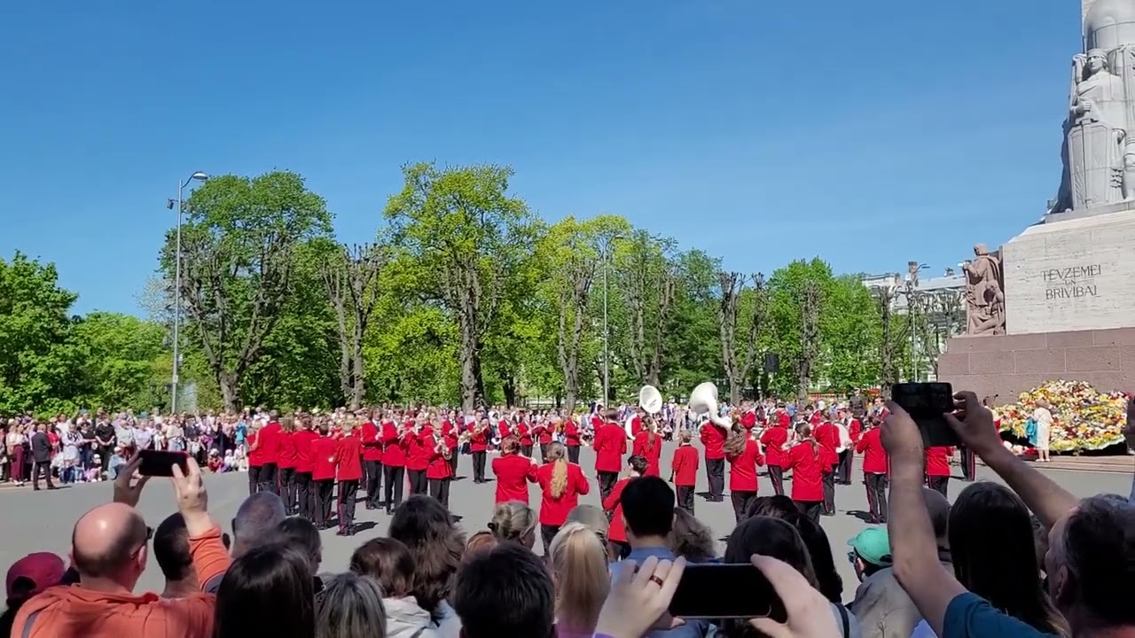 R6vsk vidējais orķestris defilē.