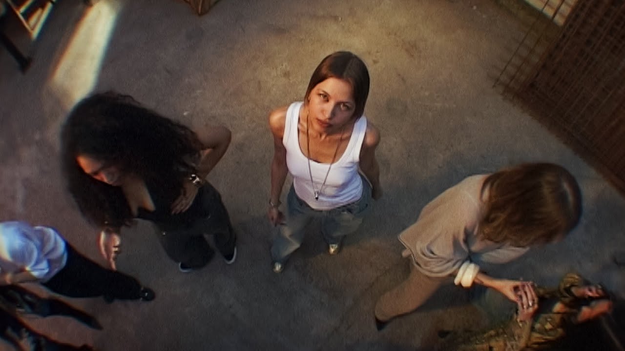 在 YouTube 上观看 луни ана — fight club (премьера клипа 2025) 在 YouTube 上观看 луни ана — fight club (премьера клипа 2025)