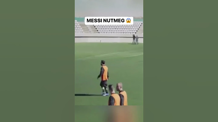 When Lionel Messi casually nutmegged a reporter across the pitch 😱