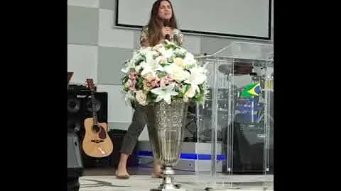 Gabriela Samora cantando na IOBC em Aruj, SP