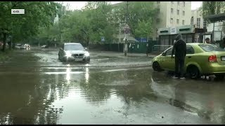 Затоплені вулиці та автомобілі: як потужна злива паралізувала Київ / включення видео