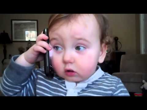 telefonla konuşan bebek