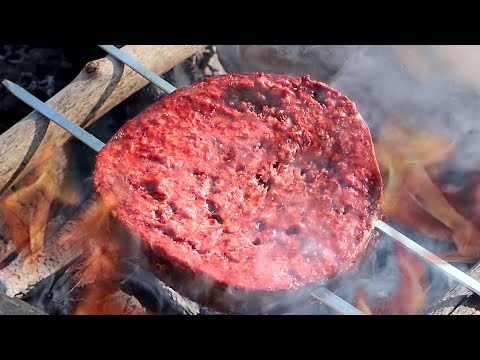 EN İRİ SUCUK İLE KARDA MANGAL KEYFİ | Cooking Sausage in the Nature | Turkish Street Food