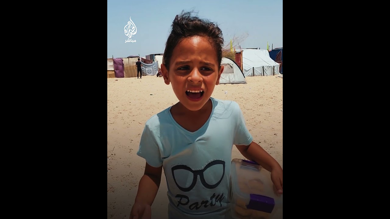 يبيعان الكعك للنازحين على بحر خان يونس.. حكاية الطفلة ميرنا وشقيقها