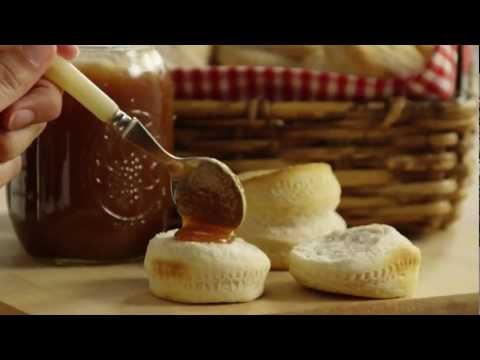 فيديو: كيفية صنع شارلوت بالتفاح في طباخ بطيء
