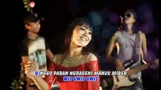 Vita Alvia Ngelabur Langit