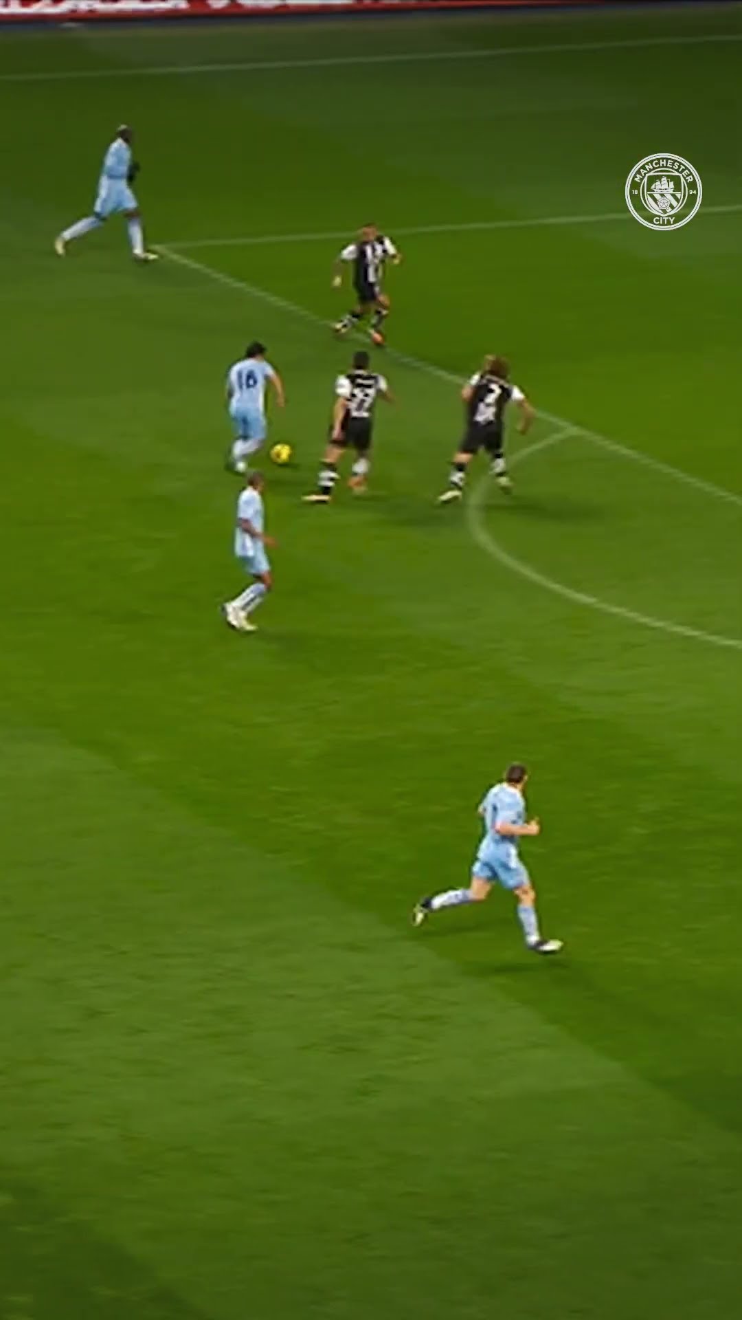 ?? AGUERO doing more than scoring ? #mancity #football #shorts #shortsvideo #shortsfeed #skills