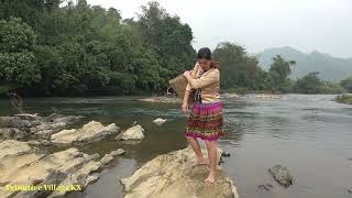 Primitive Girl Catch Many Of Fish At Small Puddle - Find Fishing Exciting