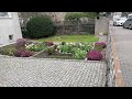 Wrocław, Karłowice, klomb pełen kwiatów przed domem jednorodzinnym VID 20230411 111922
