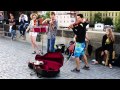 Violines en el puente de Carlos en Praga