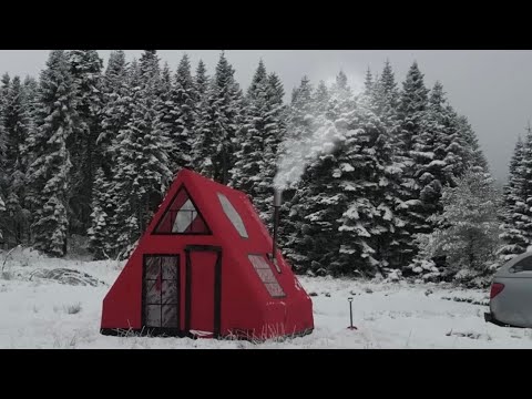 CAMP DE TENTES CHAUDES AVEC POÊLE DANS LA NEIGE