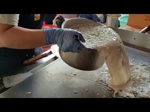 巨大古早味粉漿蛋餅製作/Amazing Giant Omelet vegetable pancake Making-台灣街頭美食