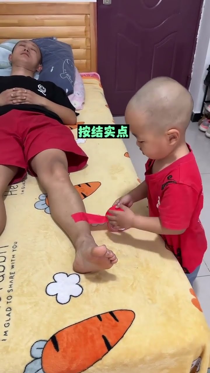 爸爸又在睡懒觉，还是儿子有办法！#Cute baby#Cute#呆萌小米宝#聪明宝宝#萌娃
