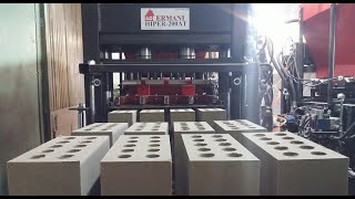 Brick classic with holes on machine automat. لبنة كلاسيكية مع ثقوب تنتج على آلة أوتوماتيكية بالكامل