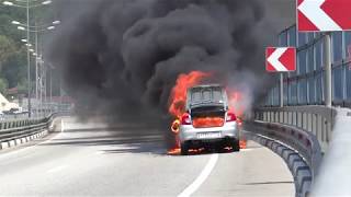 видео: В Сочи Горит Автомобиль Каршеринга тушили 18 минут. И зачем Пожарный залез в горящий автомобиль. картинка: В Сочи Горит Автомобиль Каршеринга тушили 18 минут. И зачем Пожарный залез в горящий автомобиль.