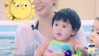 《妈妈是超人3》超人妈妈带娃日记：波妞一头扎进泳池超享受 邓莎带队跳青蛙舞 Super Mom S3【爸爸去哪儿官方亲子频道】