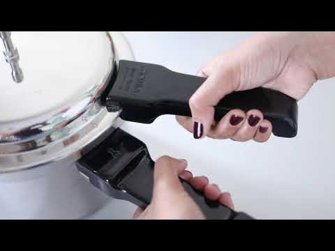 Closing the Instant Pot lid 