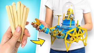 Un robot de hecho a mano con palos de paleta y cartón