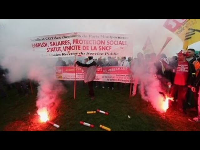 Los ferroviarios franceses mantienen la presión contra Macron