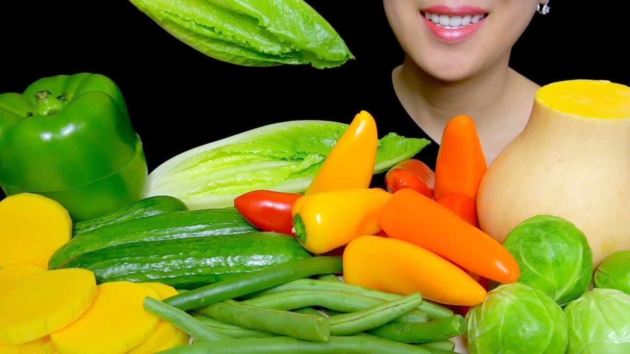HEALTHY EATING ASMR:  RAW VEGGIE PLATTER ( GREEN BEANS, BRUSSEL SPROUTS, BUTTERNUT SQUASH)