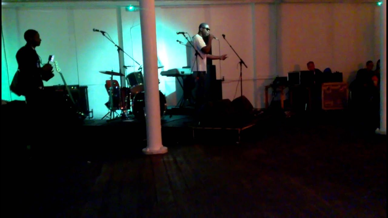 Kenn Chyna Performs Im Different Ať The Bussey