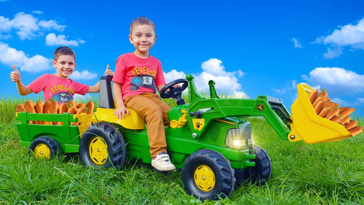Tractor John Deere brought Food to the Animals on the Farm YouTube